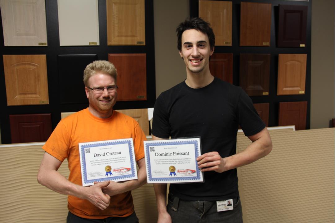 De Gauche à droite : David Croteau mécanicien de nuit et Dominic Poissant mécanicien de nuit chez Bélanger Laminés inc. à Boucherville, 2013